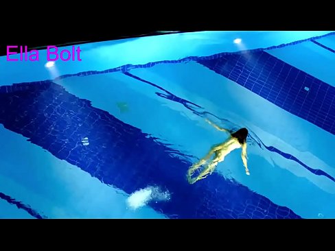 ❤️ Non podo deixar de mirar, unha moza loira que é sorprendida nadando espida na piscina do resort ELLA BOLT Porno a nós gl.analpics.ru ❌️
